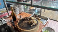 Kalau ini beberapa potongan daging dan jeroan yang sedang disiapkan sebelum disiram dengan kuahnya. Foto: Detikcom / Atiqa Rana