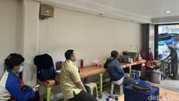 Suasana gerai pak Mamat selalu ramai, apalagi jika jam makan siang. Orang-orang pun sampai harus berdiri dan menunggu meja kosong. Foto: Detikcom / Atiqa Rana