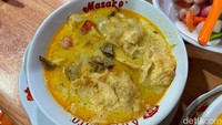 Tampilan sotonya seperti ini. Seporsinya sudah dilengkapi dengan isian daging dan jeroan, kentang goreng, tomat, dan remahan emping. Foto: Detikcom / Atiqa Rana