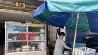 Berdiri sejak tahun 1980an membuat warung kaki lima ini menjadi legendaris. Foto: Detikcom / Atiqa Rana