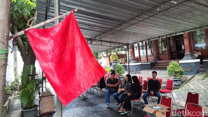 Suasana rumah duka pengungsi banjir Solo di Kelurahan Kedung Lumbu, Kecamatan Pasar Kliwon, Tamrin (85), Sabtu (18/2/2023).