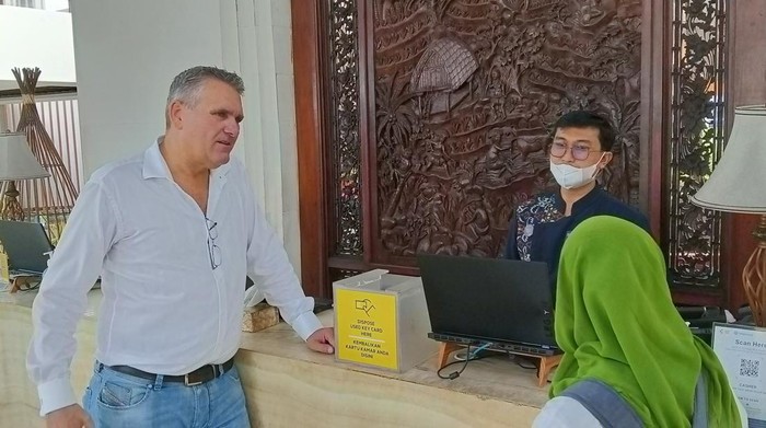 Tamu tengah melakukan proses checkin di salah satu hotel di Kuta, Badung, Bali, Jumat (17/2/2023). (Triwidiyanti/detikBali)