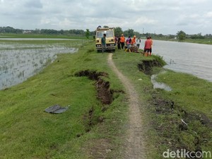 Tanggul Sungai Loro Bojonegoro Ambles Sepanjang 30 Meter