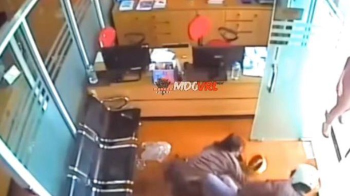 Tangkapan layar video viral polisi di Sulut gagalkan upaya pria bakar ruko.
