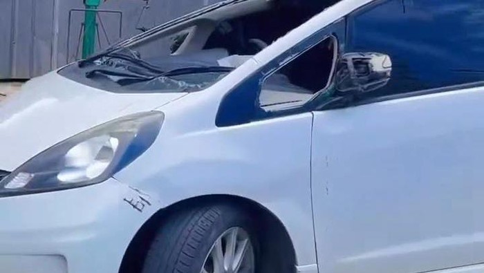 Tangkapan layar video yang menunjukkan mobil menabrak rusak usai menabrak median jalan di Medan Johor