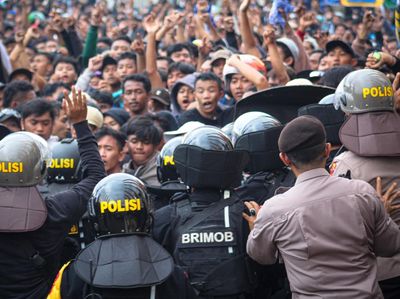 Tengok Lagi Kericuhan Suporter PSIS Semarang di Stadion Jatidiri
