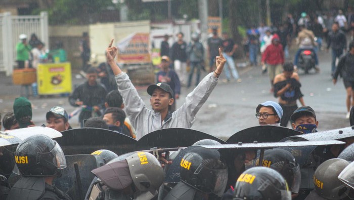 Personel Sat-Brimob Polda Jateng berupaya menghalau sejumlah oknum suporter PSIS Semarang yang memaksa masuk ke area Stadion Jatidiri Semarang, Jawa Tengah, Jumat (17/2/2023). Meskipun pertandingan lanjutan BRI Liga 1 2022/2023 antara PSIS Semarang melawan Persis Solo telah diumumkan tanpa penonton serta akan ada pengembalian tiket (refund) dari panitia penyelenggara, namun sejumlah suporter memaksa masuk ke area stadion tersebut yang sempat memicu kericuhan. ANTARA FOTO/HO-Brimob Polda Jateng/ast/foc.
