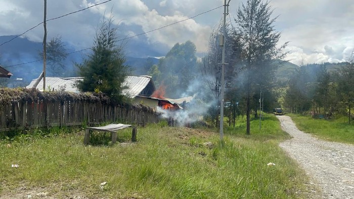 Teroris KKB di Papua kembali berulah. Mereka membakar rumah warga hingga menembaki aparat TNI-Polri di Distrik Ilaga, Kabupaten Puncak, Papua Tengah. (dok Polda Papua)