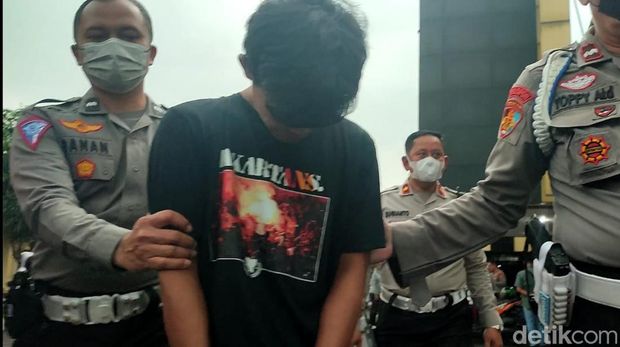 Tersangka tabrak lari yang membuang korbannya di Jalan Raya Sawangan, Kota Depok, Jawa Barat (Jabar), Ery Riansyah Arifin (26), menyampaikan permintaan maaf. (Rizky AM/detikcom)