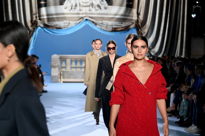Tory Burch Fall 2023 Emily Ratajkowski (R) walks the runway at Tory Burch Fall 2023 Ready To Wear Fashion Show on February 13, 2023 in New York, New York. (Photo by Nina Westervelt/WWD via Getty Images)