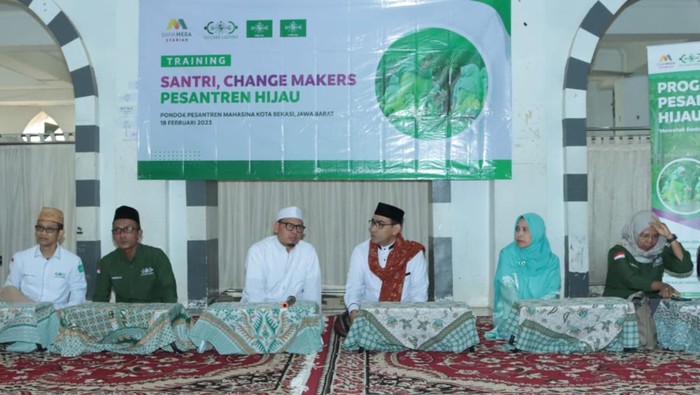 Training Penggerak Pesantren Hijau di Ponpes Mahasina Bekasi Lazisnu PBNU bersama Lembaga Penanggulangan Bencana dan Perubahan Iklim (LPBI) NU serta asosiasi pondok pesantren Nahdlatul Ulama atau Rabithah Maβahid Islamiyah (RMI) PBNU menggelar Training Penggerak Pesantren Hijau di Pondok Pesantren Mahasina Darul Qurβan wal Hadits, Pondok Gede, Kota Bekasi, Sabtu (18/2/2023).