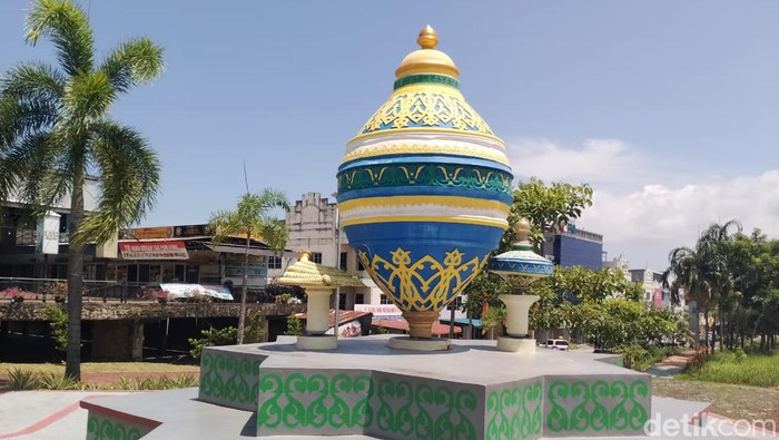 Tugu gasing berbentuk  gasing jantung dan gasing piring kota Batam yang berada di kecamatan Batam Kota, Batam, Kepri. (Alamudin Hamapu/detikSumut)