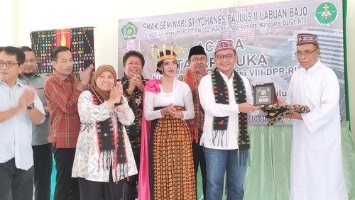 Wakil Ketua Komisi VIII DPR RI Ace Hasan Syadzily bertukar cindera mata dengan pimpinan SMAK Seminari St Yohanes Paulus II di Labuan Bajo, Manggarai Barat, Nusa Tenggara Timur (NTT), Sabtu (18/2/2023). (Ambrosius Ardin/detikBali)