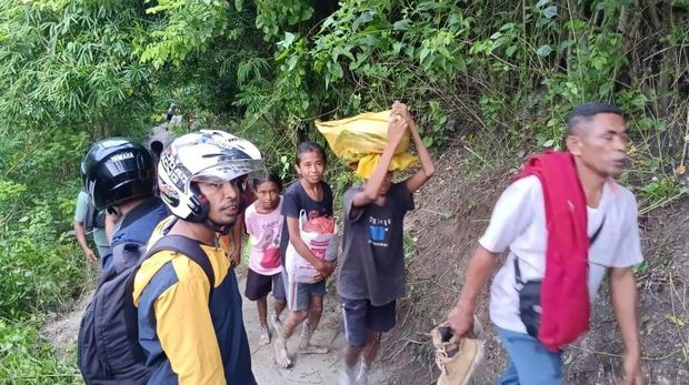 Warga jalan kaki menembus hutan karena Jalan Timor Raya KM 72 di Kelurahan Takari, Kecamatan Takari, Kabupaten Kupang, Nusa Tenggara Timur (NTT) tertimbun longsor.