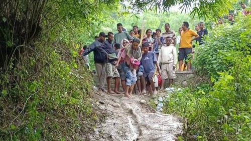 Warga jalan kaki menembus hutan karena Jalan Timor Raya KM 72 di Kelurahan Takari, Kecamatan Takari, Kabupaten Kupang, Nusa Tenggara Timur (NTT) tertimbun longsor.
