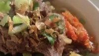 Wanita kelahiran 1990 itu tampaknya memang hobi masak. Kali ini Zaskia Gotik sedang mencoba membuat mie kocok ala Bandung. Foto: Instagram @zaskia_gotix