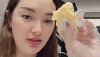 Selain masak, penyanyi dangdut yang terkenal dengan goyang itiknya itu juga sering mencicipi makanan. Seperti saat Zaskia coba durian Musang King ini. Foto: Instagram @zaskia_gotix
