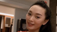 Zaskia Gotik juga tampak bahagia saat mendapatkan kotak yang berisi aneka ragam sushi. Foto: Instagram @zaskia_gotix
