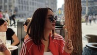 Saat dirinya berada di luar negeri, Zaskia tak lupa pergi ke kafe dan memesan aneka camilan seperti kopi dan waffle. Foto: Instagram @zaskia_gotix