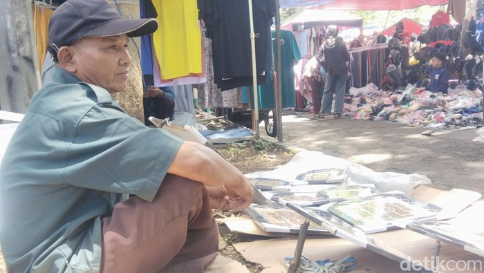 Abah Adin, penjual kaligrafi berbahan kulit kambing di pasar minggu Gasibu Bandung.
