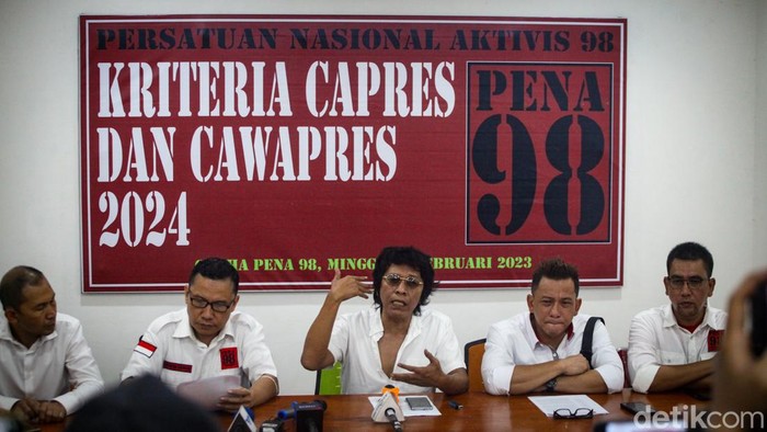 Politikus PDIP Adian Napitupulu dkk meresmikan Graha PENA 98 di Menteng, Jakarta Pusat. PENA 98 merupakan Persatuan Nasional Aktivis 98, Minggu 19/2/2023.