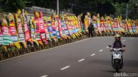 Karangan bunga ucapan selamat atas peresmian Graha PENA 98 berjejer di jalanan. Adian mengklaim ada ribuan karangan bunga yang dikirimkan.  