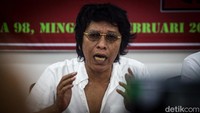 Adian Napitupulu kala memberi keterangan terkait peresmian Graha PENA 98 dan dukungan terkait capres.  