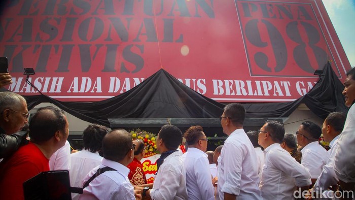 Politikus PDIP Adian Napitupulu dkk meresmikan Graha PENA 98 di Menteng, Jakarta Pusat. PENA 98 merupakan Persatuan Nasional Aktivis '98, Minggu 19/2/2023.