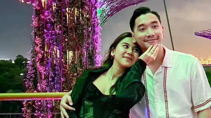 Adinda Thomas dilamar pacar di Singapura