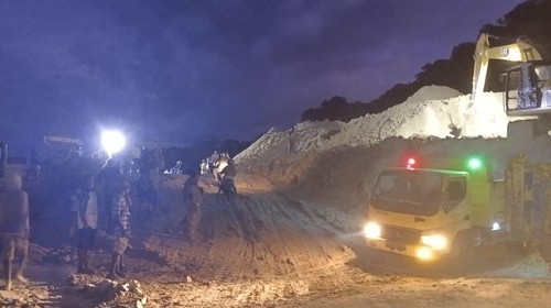 Akses jalan alternatif di lokasi longsor sudah bisa dilalui oleh kendaraan, Minggu (19/2/2023). Yufen Ernesto/detikBali.