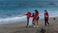 Bali’s Biggest Clean Up yang digelar oleh organisasi non profit “ One Island One Voice”, kembali diselenggarakan. Gerakan Bali bersih bersih yang digelar setiap tahun ini  dimulai dengan mengumpulkan lebih dari 70.000 relawan di lebih dari 560 lokasi yang menyebar di Bali dan berhasil mengumpulkan lebih dari 560 tons sampah serta mencegah sampah tersebut hanyut di laut luas. Dok. Lippo Mall
