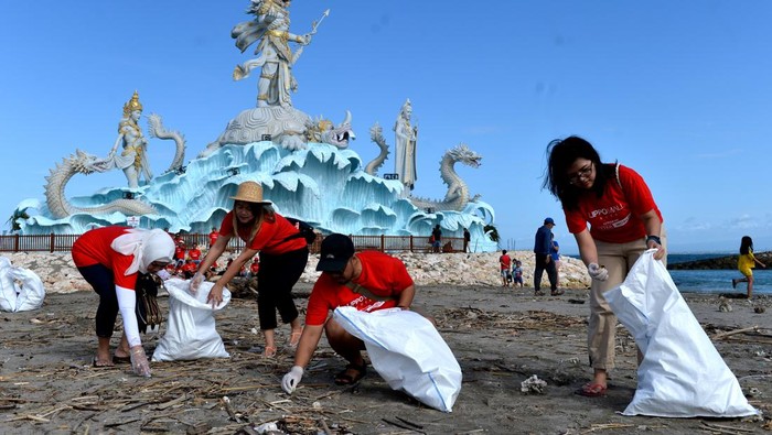 Warga membersihkan sampah pantai saat berpartisipasi dalam aksi bersih sampah bertajuk 