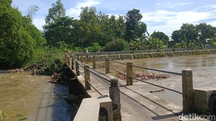 Alur Sungai Dengkeng di Desa Planggu, Kecamatan Trucuk, Klaten. Foto diunggah Minggu (19/2/2023).