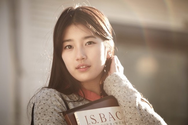 Bae Suzy memulai debutnya di layar lebar lewat film ‘Architecture 101’. Dalam film tersebut, dia tidak memakai sedikitpun kompleksi wajah seperti BB cream atau foundation. Hal itu dilakukan untuk menonjolkan kesan polos sebagai seorang mahasiswi yang baru merasakan cinta pertama. Foto: Dok. IMDb