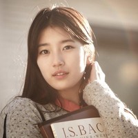 Bae Suzy memulai debutnya di layar lebar lewat film ‘Architecture 101’. Dalam film tersebut, dia tidak memakai sedikitpun kompleksi wajah seperti BB cream atau foundation. Hal itu dilakukan untuk menonjolkan kesan polos sebagai seorang mahasiswi yang baru merasakan cinta pertama. Foto: Dok. IMDb