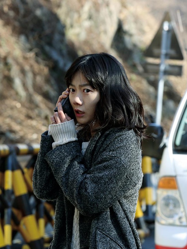 Bae Doona menolak pakai makeup saat syuting film ‘Tunnel’. Dalam film tersebut dia memerankan seorang istri yang frustasi karena takut kehilangan suaminya. Aktris 43 tahun ini ingin tampil meyakinkan sebagai wanita yang tampak kelelahan. Dia bahkan sengaja membuat lingkaran hitam bawah mata terihat jelas dengan tak menggunakan sedikitpun riasan. Foto: Dok. IMDb