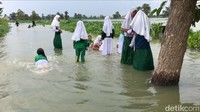 BPBD Lamongan pun sudah mulai melakukan pendistribusian bantuan untuk warga yang terdampak banjir (Foto: Eko Sudjarwo/detikJatim)