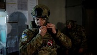 Menjelang peringatan pertama invasi Rusia pada 24 Februari, Ukraina menjadi semakin mahir dalam menembak jatuh rudal dan drone Rusia yang ditembakkan ke kota-kota yang jauh dari garis depan, dan Shamshur bangga dengan perannya sendiri. Shamshur memakai beberapa lencana di seragam kamuflasenya, termasuk satu, Pemburu Drone, dalam bahasa Inggris, dan satu lagi dalam bahasa Ukraina bertuliskan Ronin - seorang prajurit feodal Jepang - yang dia adopsi sebagai nom-de-guerre-nya.