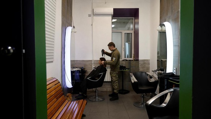 Bela Negara! Tukang Pangkas Rambut Ini Jadi Pemburu Drone Rusia Hairdresser and Ukrainian Territorial Defence unit volunteer Oleksandr Shamshur, 41-year-old, prepares to guard sky over capital against Russian suicide drones in the beginning of his shift, amid Russia's attack on Ukraine, in Kyiv, Ukraine February 2, 2023. REUTERS/Valentyn Ogirenko