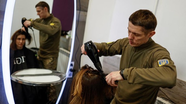 Bela Negara! Tukang Pangkas Rambut Ini Jadi Pemburu Drone Rusia