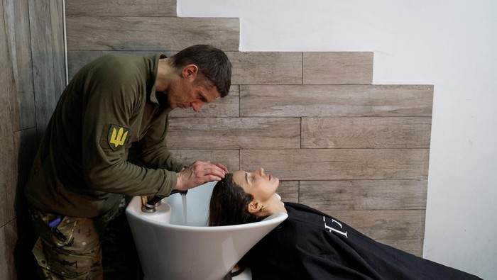 Hairdresser and Ukrainian Territorial Defence unit volunteer Oleksandr Shamshur, 41-year-old, prepares to guard sky over capital against Russian suicide drones in the beginning of his shift, amid Russia's attack on Ukraine, in Kyiv, Ukraine February 2, 2023. REUTERS/Valentyn Ogirenko