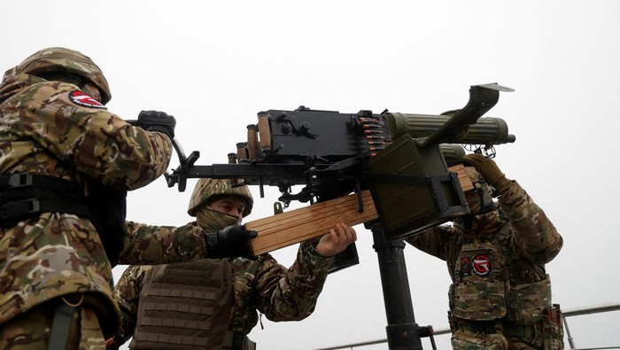Bela Negara! Tukang Pangkas Rambut Ini Jadi Pemburu Drone Rusia Hairdresser and Ukrainian Territorial Defence unit volunteer Oleksandr Shamshur, 41-year-old, and his mates check Maxim machine guns before ending of their shift as they guard sky over capital against Russian suicide drones, amid Russia's attack on Ukraine, in Kyiv, Ukraine February 3, 2023. REUTERS/Valentyn Ogirenko