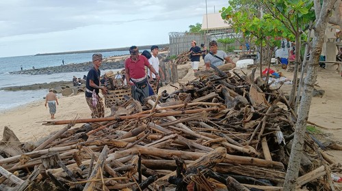 Aksi bersih-bersih pantai di Desa Adat Kelan, Minggu (19/2/2023).
