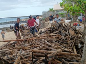 Wow, 15 Ton Sampah Kayu-Plastik Terkumpul di Pantai Kelan