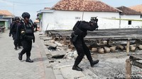 Dari lokasi, tim Jibom mengamankan alat menumbuk, gunting, baskom, karung, bungkus serbuk bahan peledak hingga serpihan plastik belerang. Tim juga mengamankan arang, serpihan ember tempat powder, ayakan hingga bahan peledak low explosive (Foto: Muhajir Arifin)