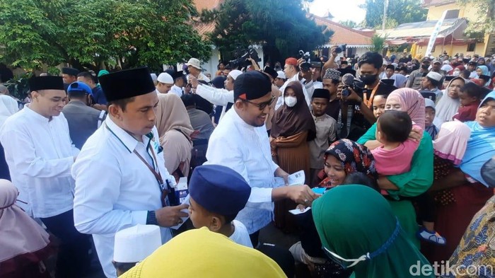 Bupati Achmad Fauzi, didampingi pimpinan Baznas Memberikan Santunan Kepada 1000 anak yatim di pe topo Keraton