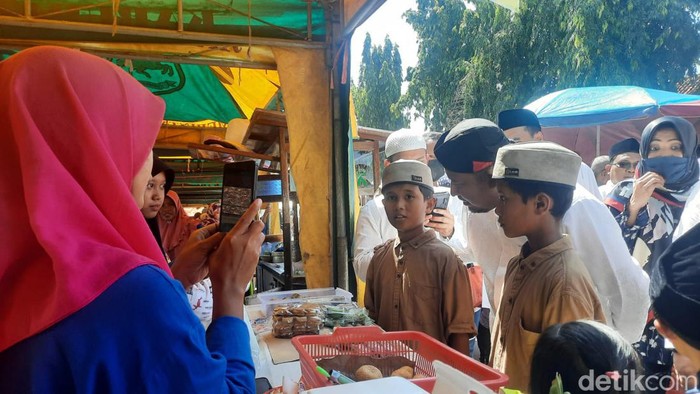 Bupati Sumenep Achmad Fauzi mengajak anak-anak yatim jalan-jalan ke Pasar Minggu. Di pasar, mereka membeli jajanan yang dijual pelaku UMKM.