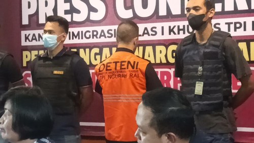 Buronan Interpol bernama Antonio Strangio (32) saat dihadirkan dalam konferensi pers di Kantor Imigrasi Kelas I Khusus Ngurah Rai, Minggu (19/2/2023).