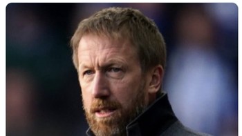 Amarah dialamatkan kepada pelatih Graham Potter yang gagal mengangkat performa tim. Foto: Twitter