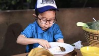 Momen lain Daus kulineran. Tampaknya ia mengunjungi restoran khas Sunda. Daus terlihat lahap menikmati nasi dengan lauk gurame goreng dan sambal. Foto: Instagram/YouTube